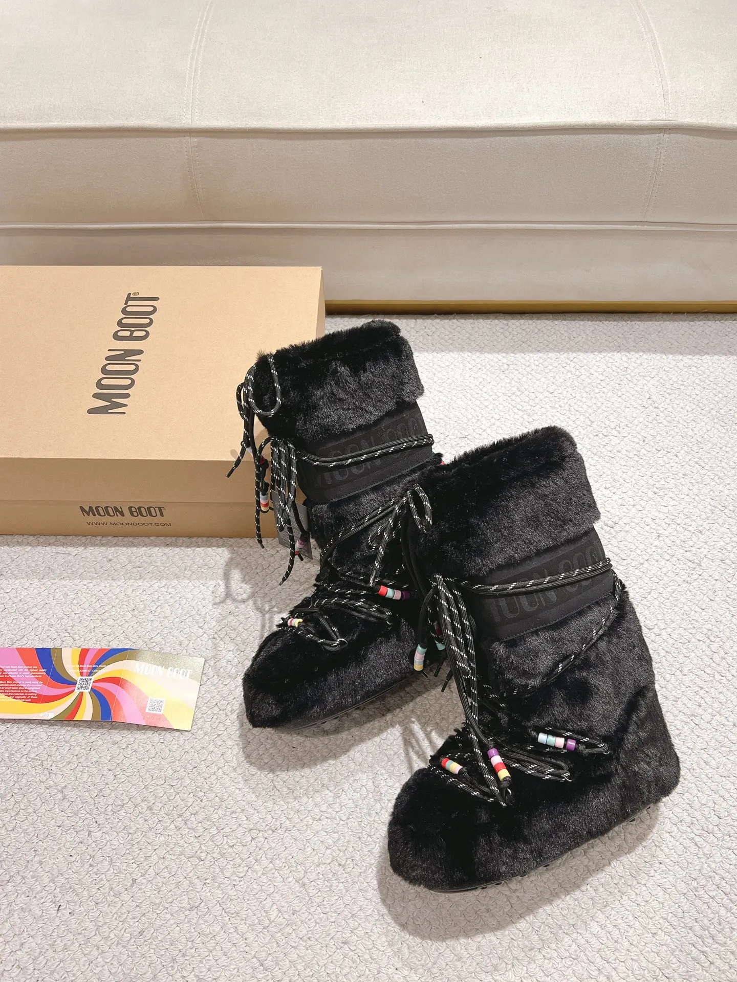 p680 [Exclusive top quality | New upgraded version] ✨A must-buy in winter 2025! Moon Boot moon snow boots - the ultimate warm weapon for fashionistas ❄️ Forget UGG! This winter🔥The "ugly Big Mac" that dominates the streets is here~ 👢The same Y2K retro style from Paris Hilton and Beckham is back! 4cm taller inside ✨ Invisible leg lift · Extremely slimming 👌 Fluffy and soft but not bloated, instantly show off your sense of style when put on your feet 🦋 The same style for both men and women | Can be worn by both men and women | Regardless of left or right foot!  ❄️Maximum thermal insulation power｜No pressure for fun in the snow 💫Trendy style code｜Easily achieve the Millennial hot girl style Say goodbye to ordinary snow boots ~ This winter you need to be warm and rusty! 🌟 #MoonBoot snow boots #winter hot style #瞞小similar style #millennium style wear ❶Fabric: original custom/cowhide/woven wool/high mercerized waterproof cloth ❷Inner: original 100% silk cotton liner ❸Feet: original 100% silk cotton liner ❹Outsole: original molded two-color non-slip outsole ❺Sole thickness: 4cm (including inner**) ❻Number of codes: 35-40 (41. Customized) ❼Packaging: Original full set of packaging ☀Color: Official website updated simultaneously